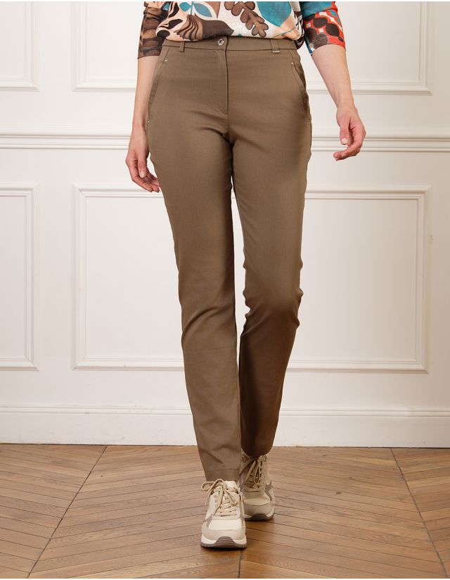 Jean chic ajusté taupe