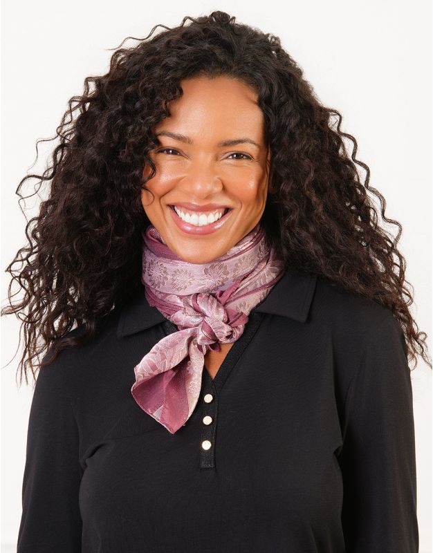 Foulard rose brodé fleur