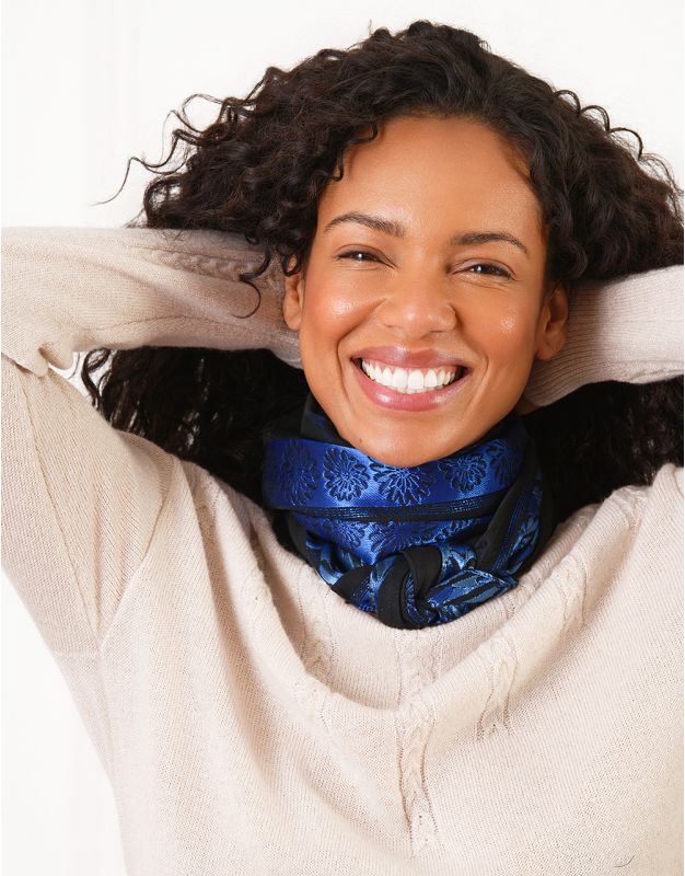 Foulard bleu brodé fleur